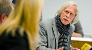 Rolf Gössner bei einer Diskussionsveranstaltung mit der niedersächsischen Verfassungsschutzpräsidentin Maren Brandenburge