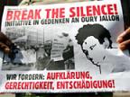 Eine Demonstrantin protestiert vor dem Landgericht in Dessau in Gedenken an den toten Afrikaner Oury Jalloh; Rechte: dpa